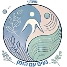 לוגו צורה של דמות בתנועה עם הכיתוב מועדון נעים עם הזמן